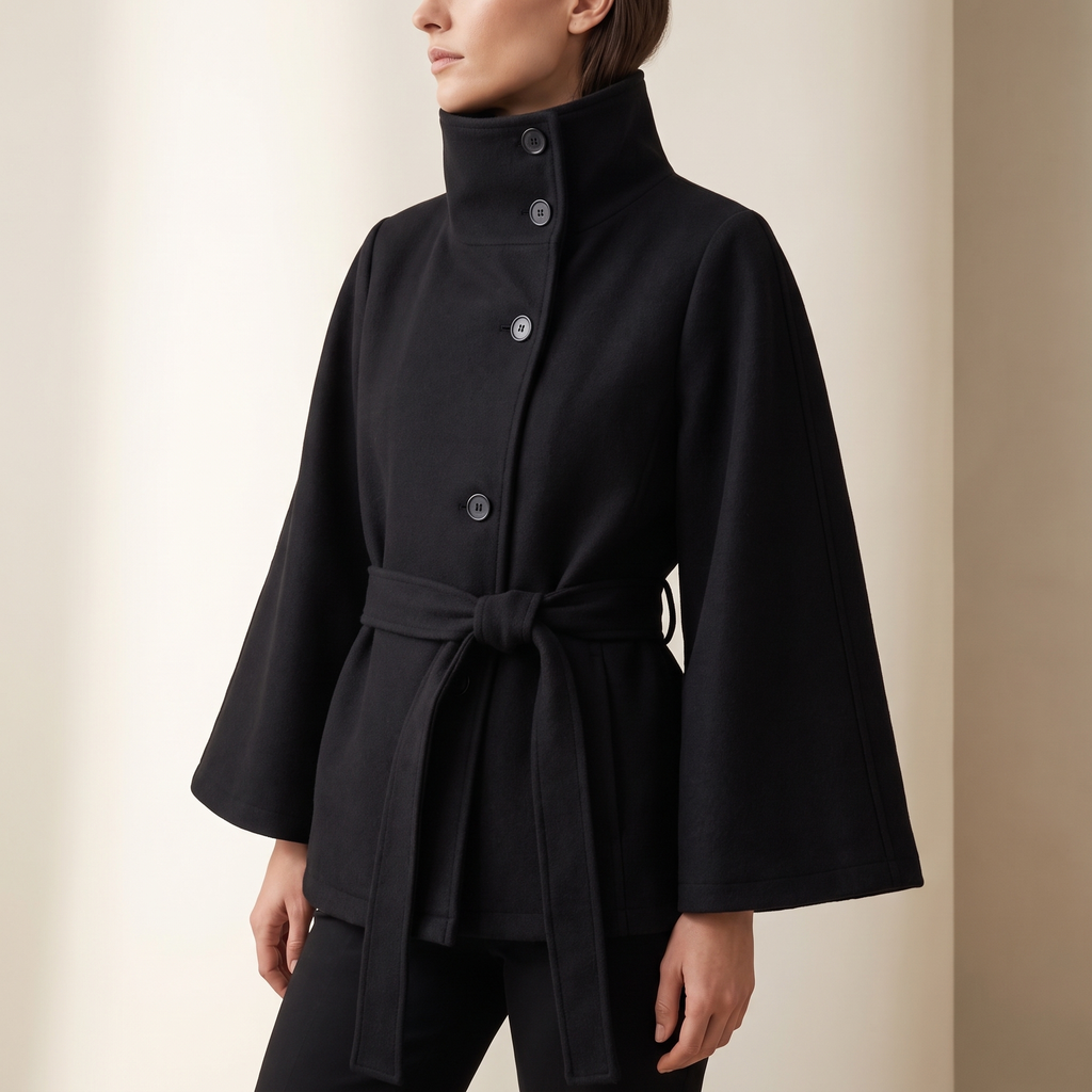 Giacca donna con cintura e collo alto, colore nero, scatto editoriale