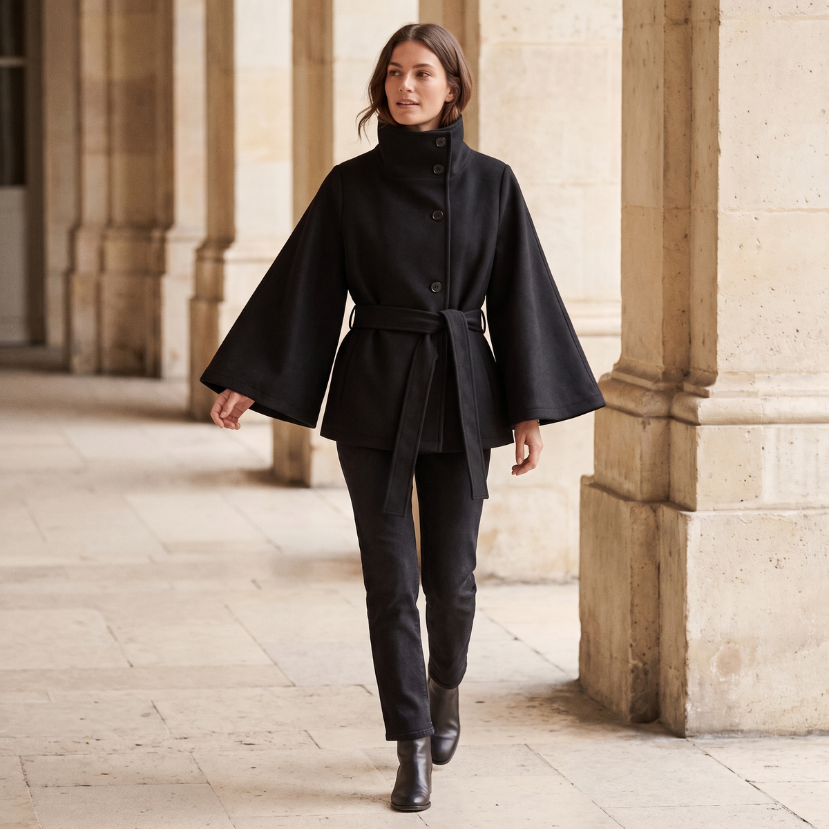 Giacca donna con cintura e collo alto, colore nero, scatto lifestyle