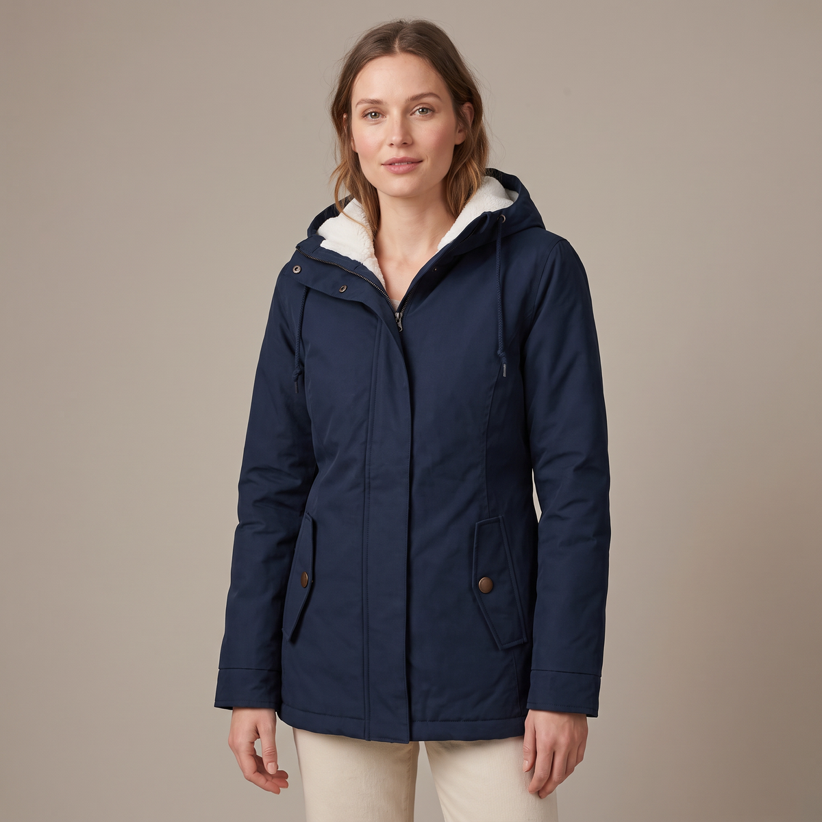 Giacca invernale donna con cappuccio blu navy, vista frontale editoriale