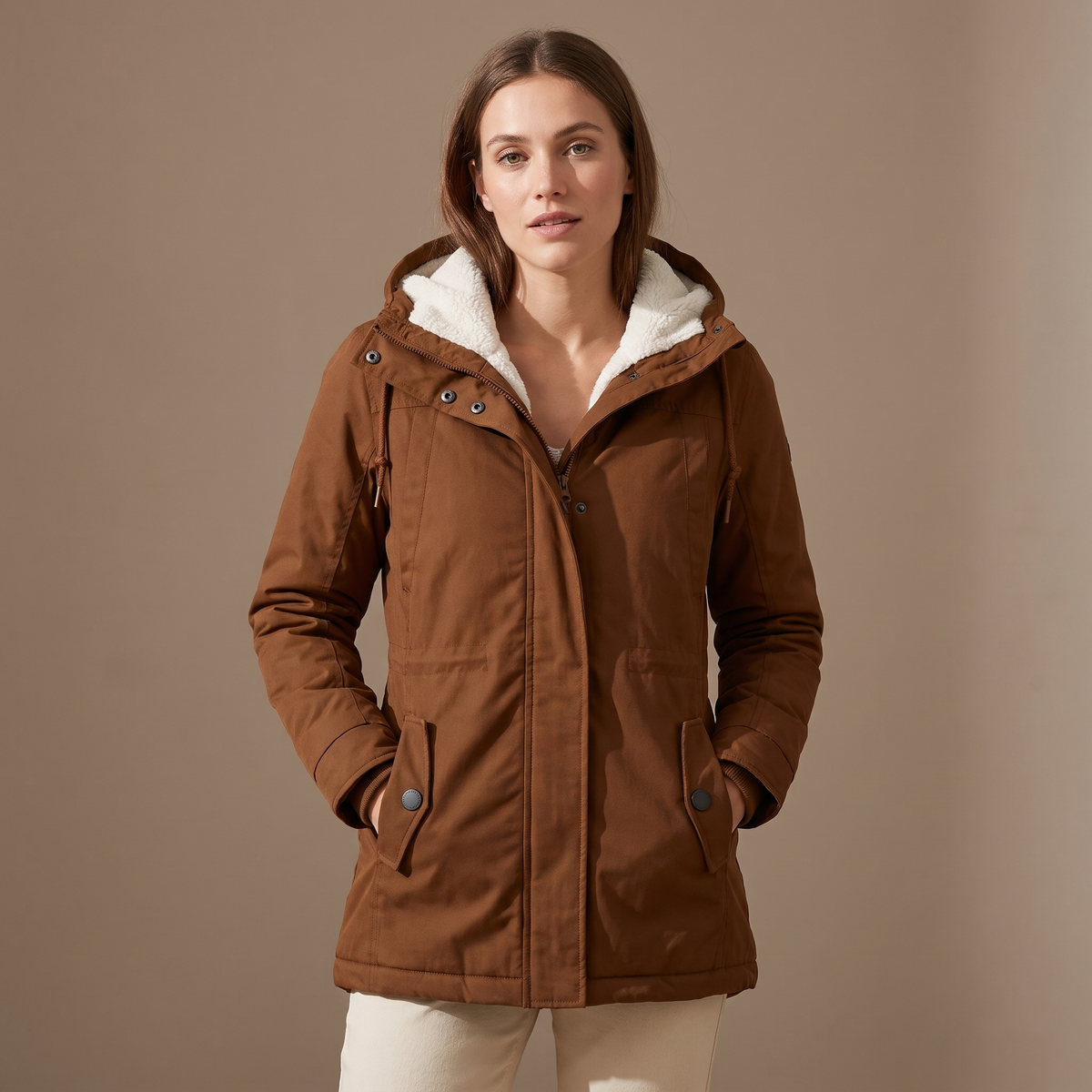 Giacca invernale donna con cappuccio nero, vista frontale