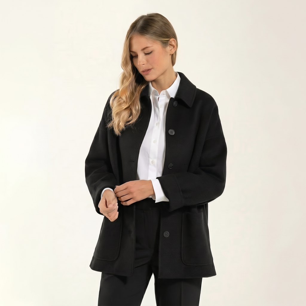Giacca donna nera con colletto a camicia e bottoni frontali, vista frontale editoriale