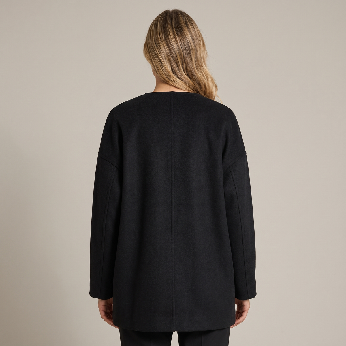 Giacca donna nera con colletto a camicia e bottoni frontali, vista posteriore