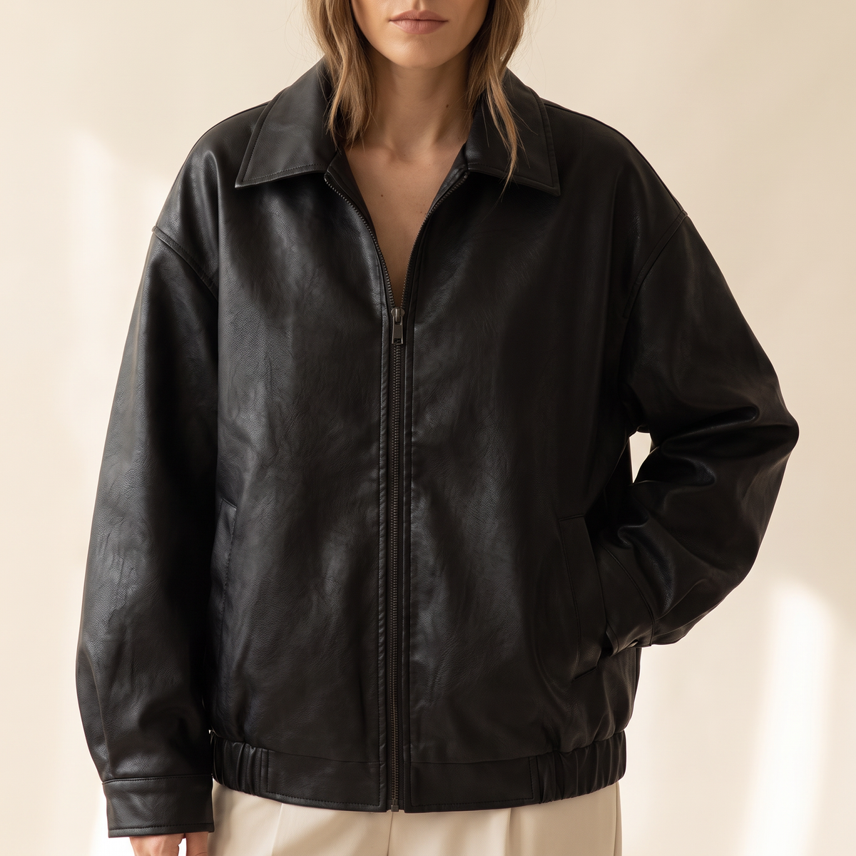 Giacca donna oversize in similpelle con spalle scese in nero, indossata