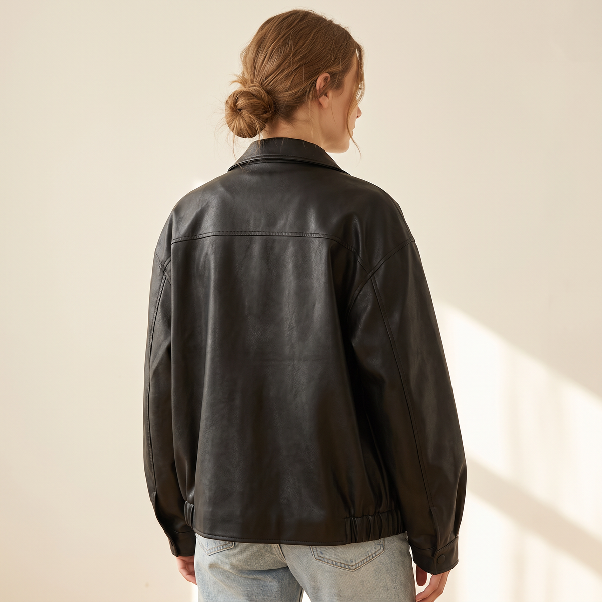 Giacca donna oversize in similpelle in nero, vista posteriore