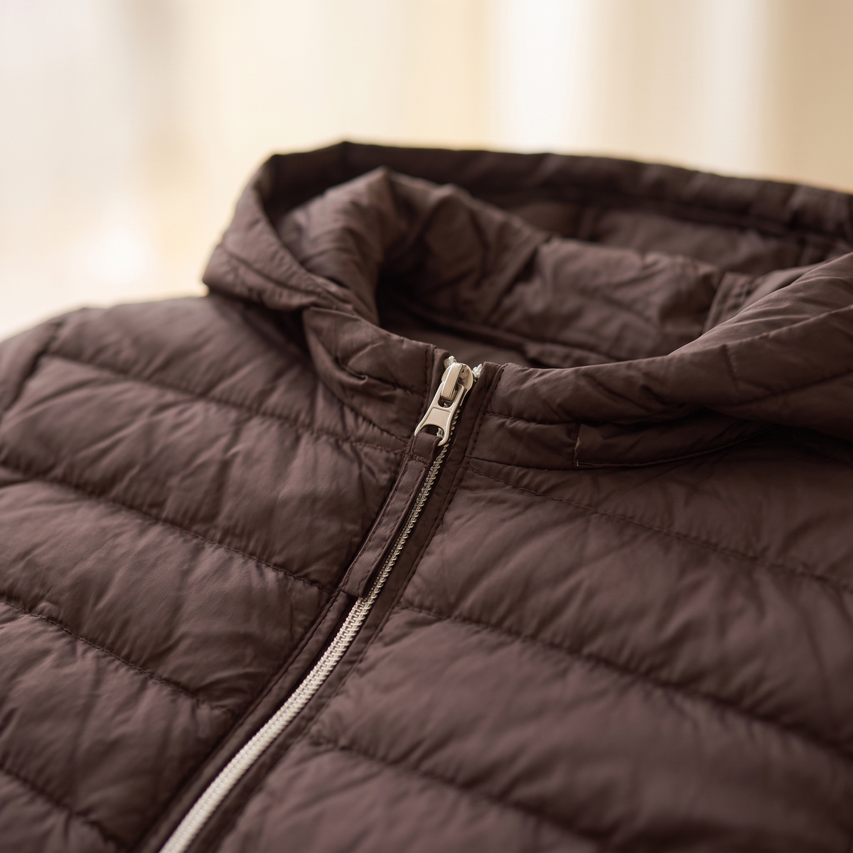 Dettaglio del cappuccio e della zip della giacca imbottita donna