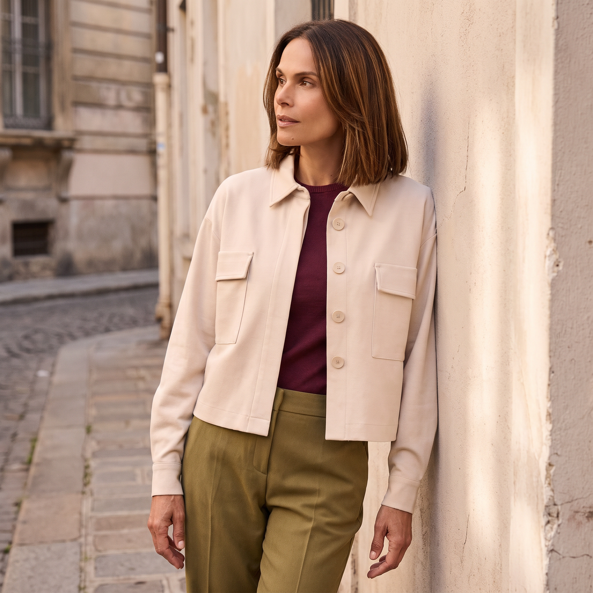 Giacca overshirt donna beige chiaro indossata in città