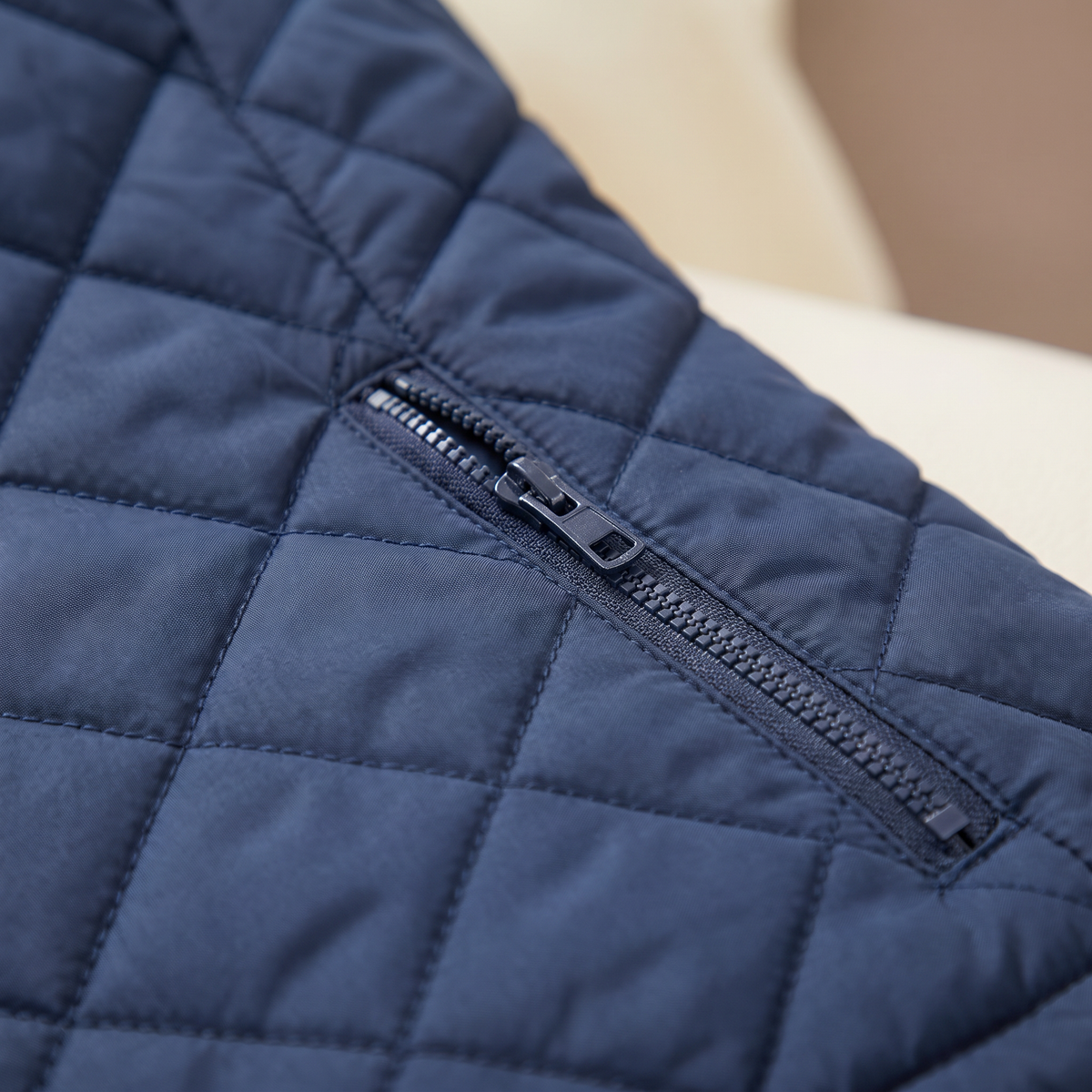Gilet donna trapuntato senza maniche, colore blu, dettaglio della trapuntatura e della tasca con zip