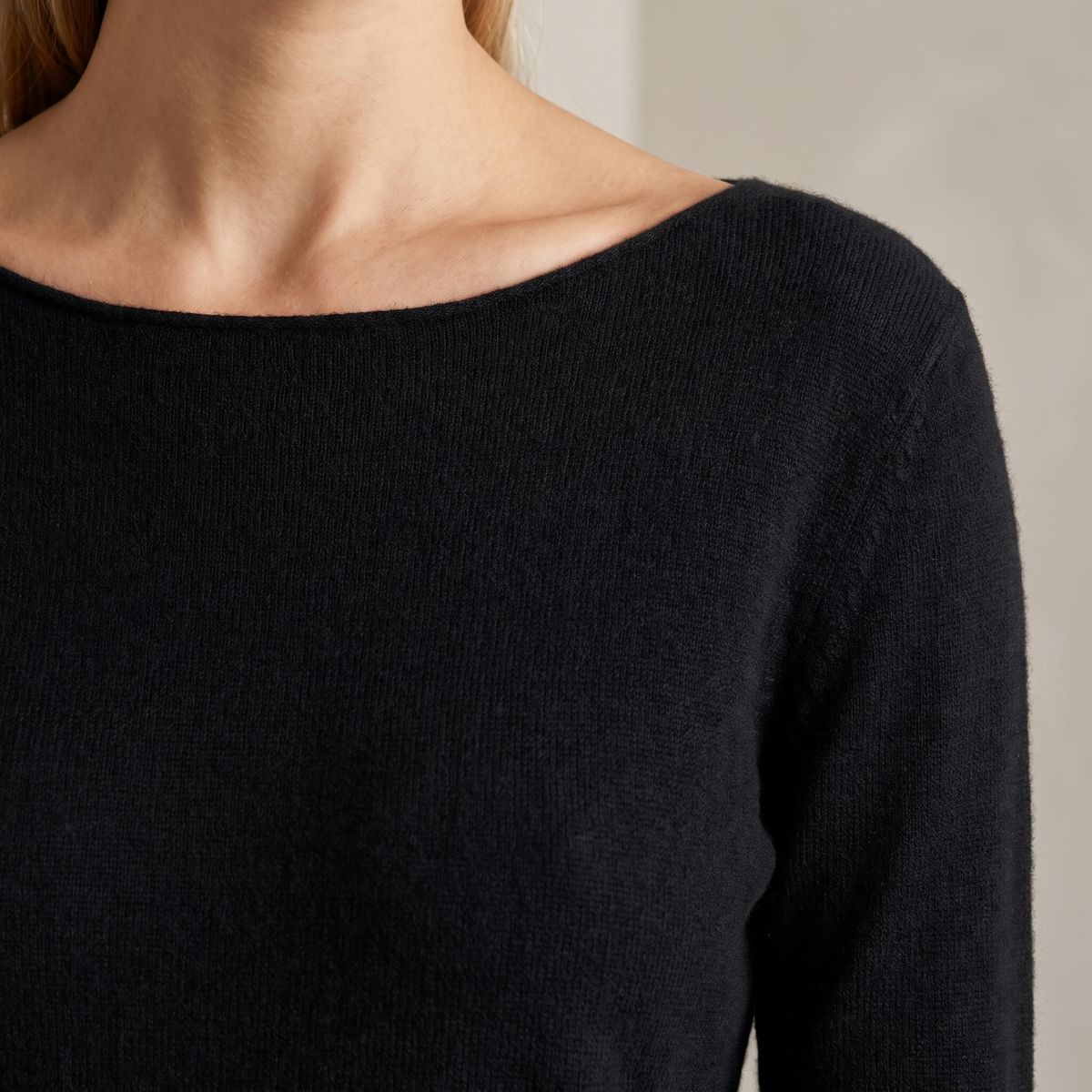 Dettaglio dello scollo a barchetta e della maglia