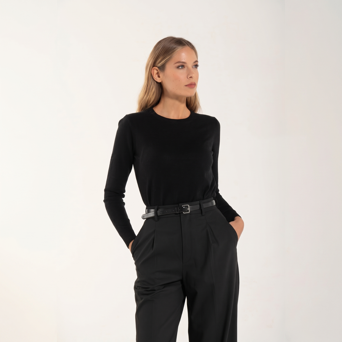 Maglia donna nera con scollo a barchetta, vista frontale editoriale