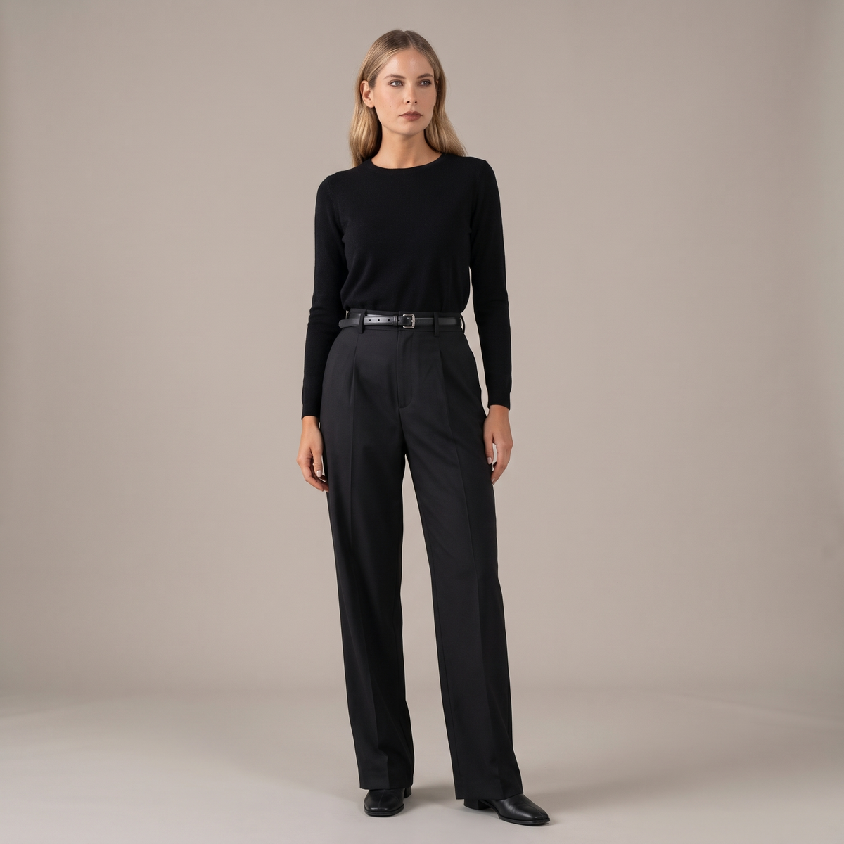 Maglia donna nera con scollo a barchetta, figura intera