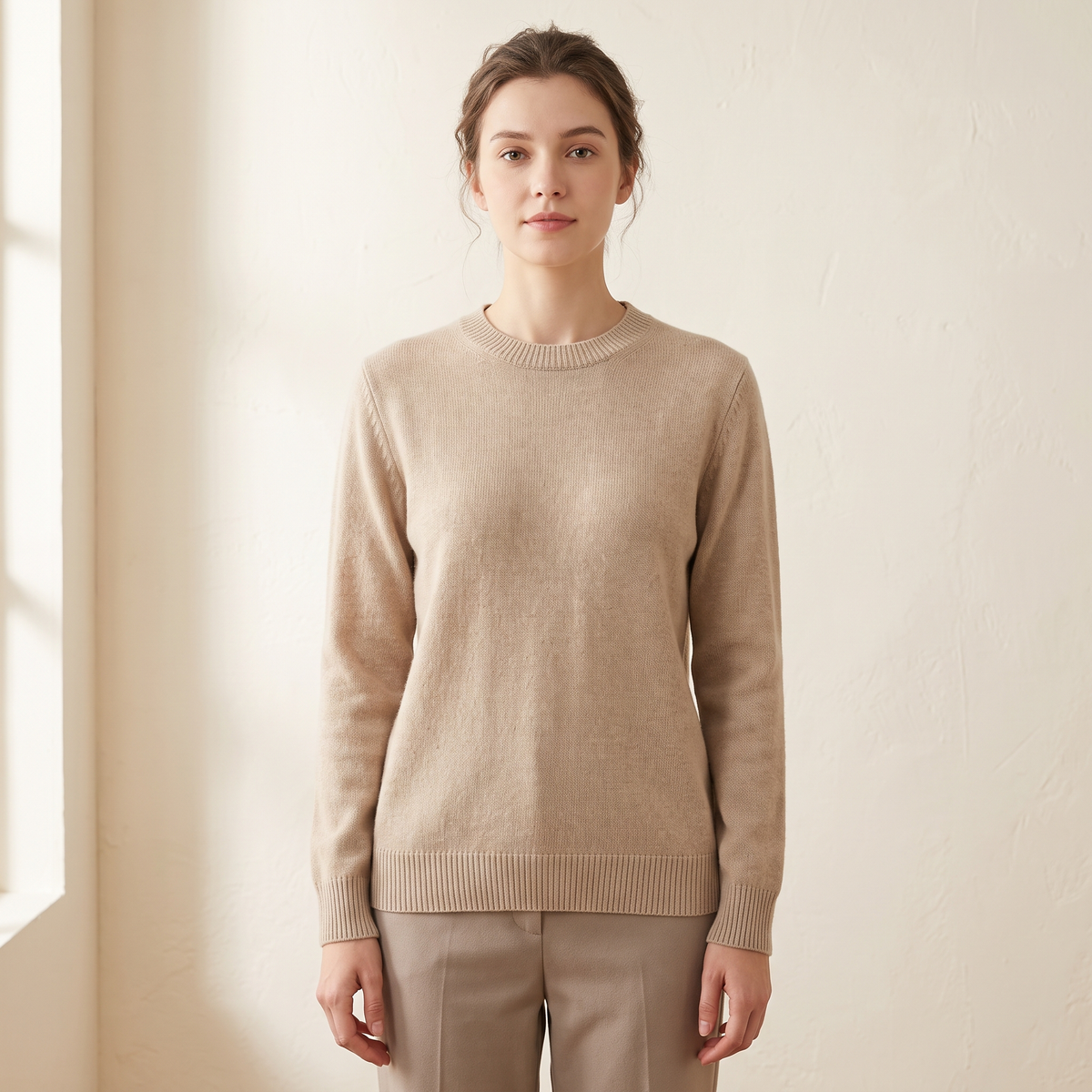 Maglione donna girocollo beige a maniche lunghe, vista frontale
