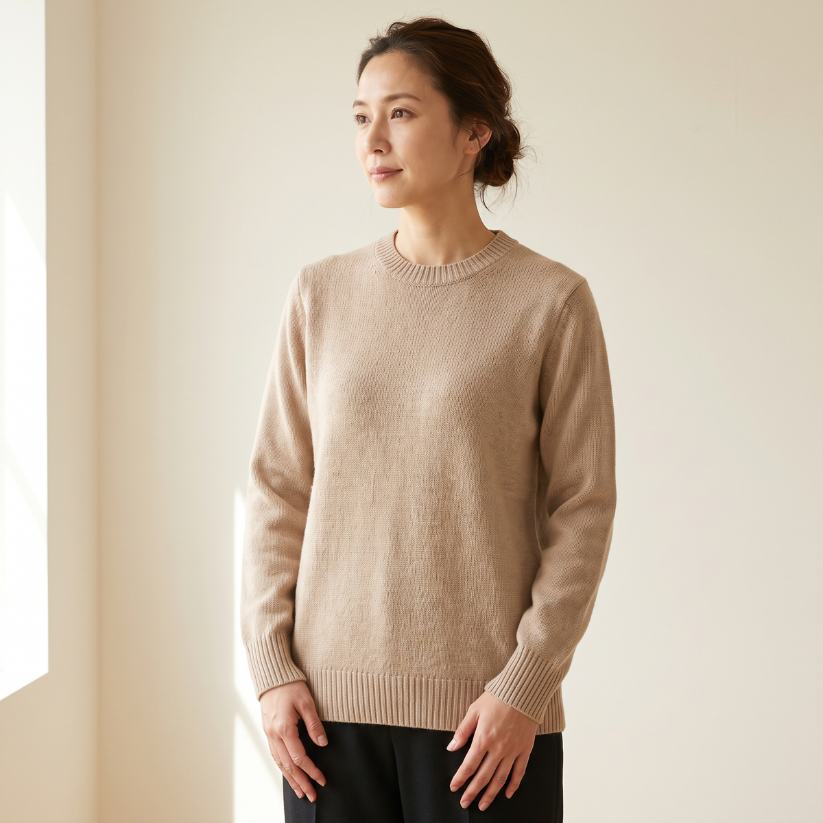Maglione donna girocollo beige, vista di tre quarti
