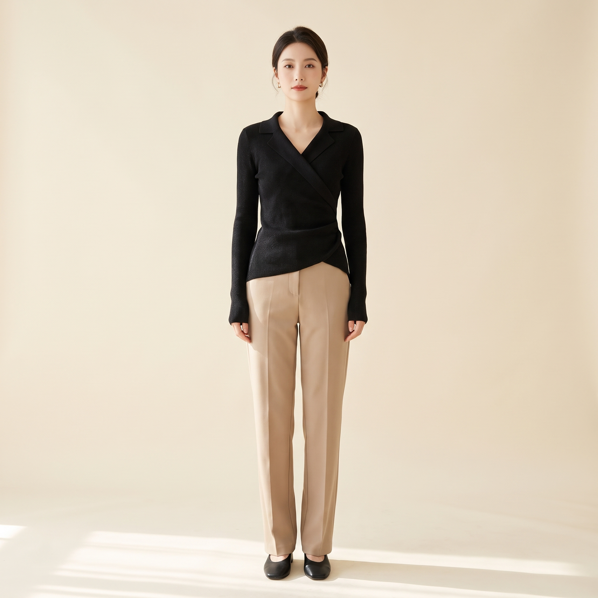 Maglione donna nero a coste indossato a figura intera con pantaloni sartoriali