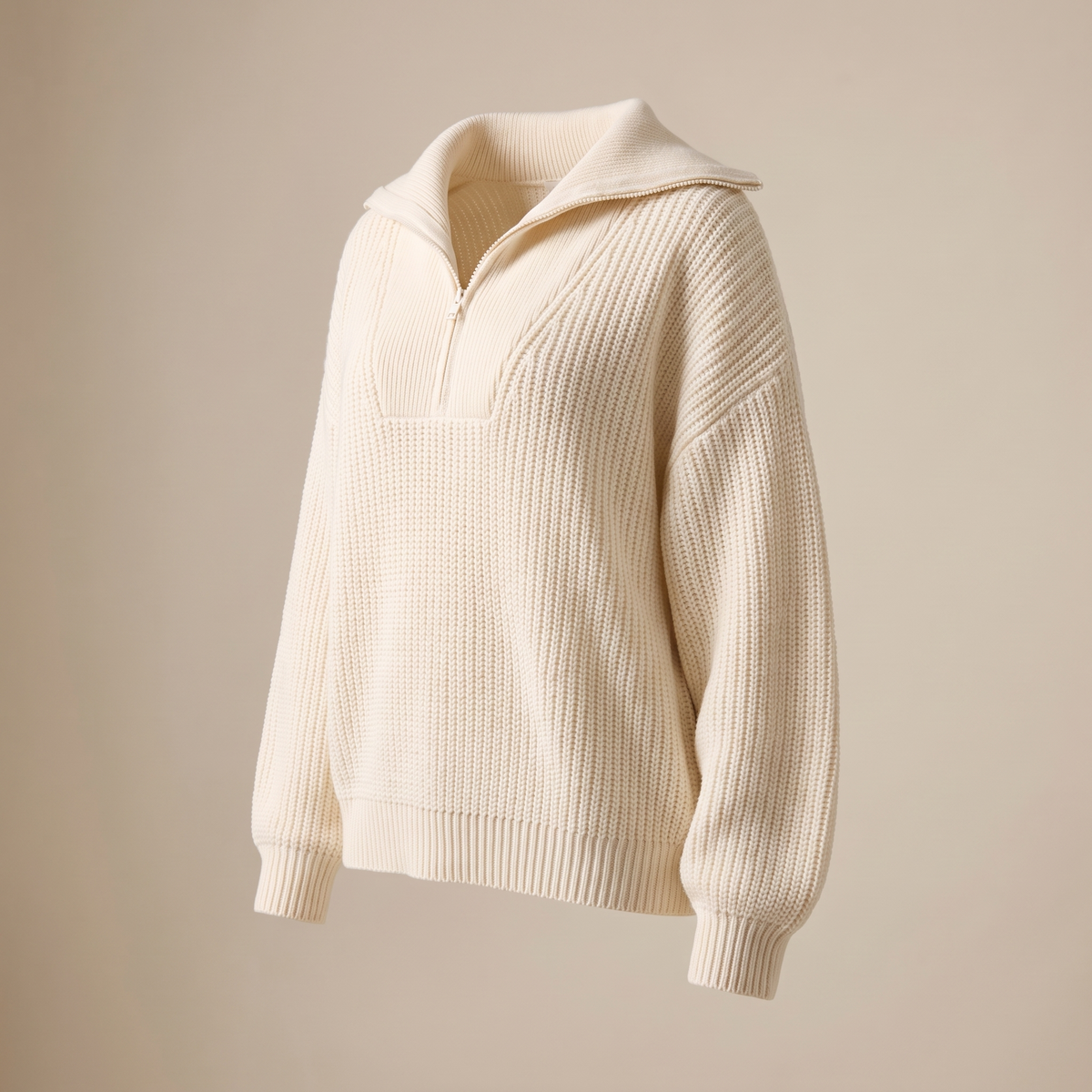 Maglione donna oversize con mezza zip, vista di tre quarti