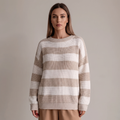Donna che indossa un maglione oversize a righe khaki e bianco