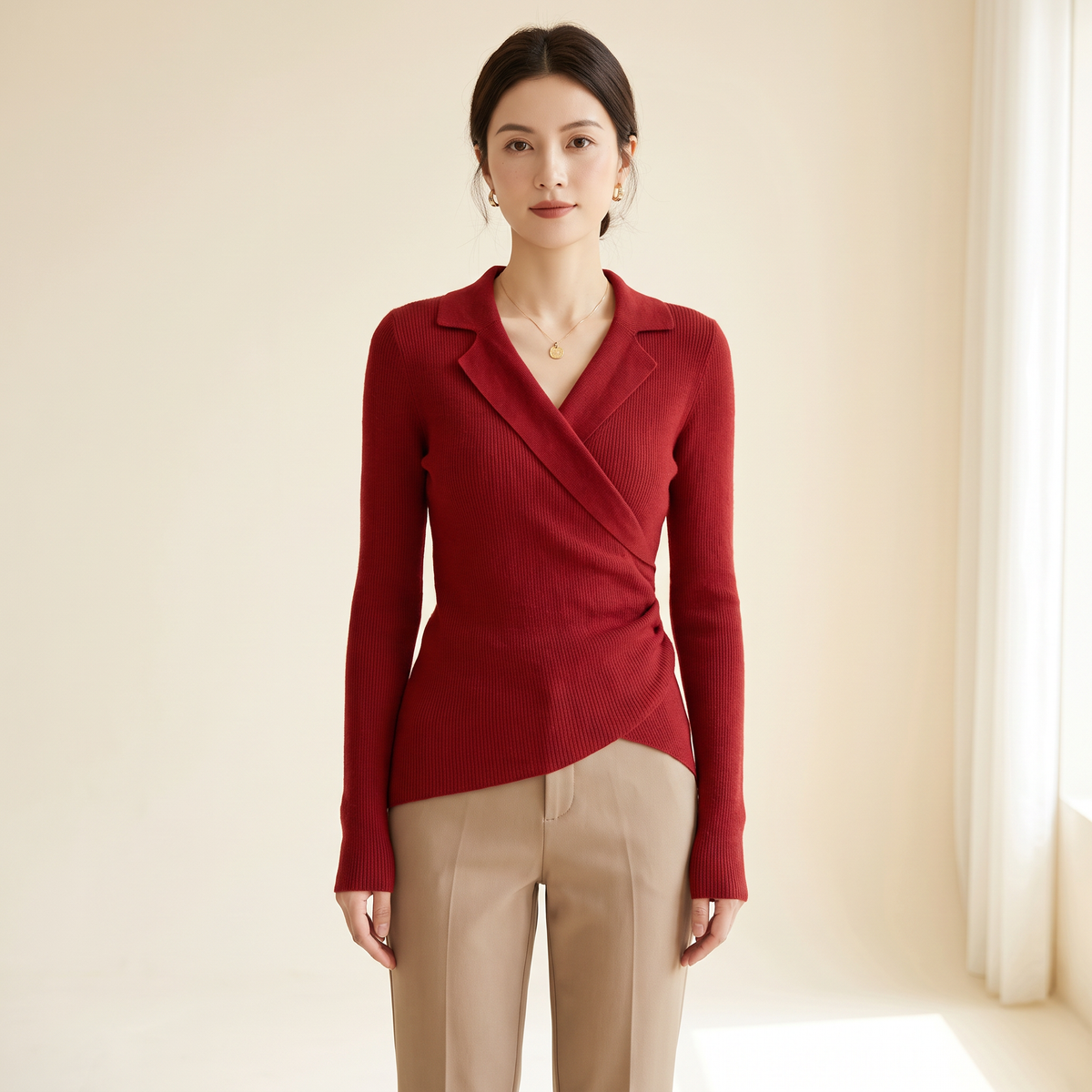 Maglione donna rosso a coste con scollo a V incrociato, indossato