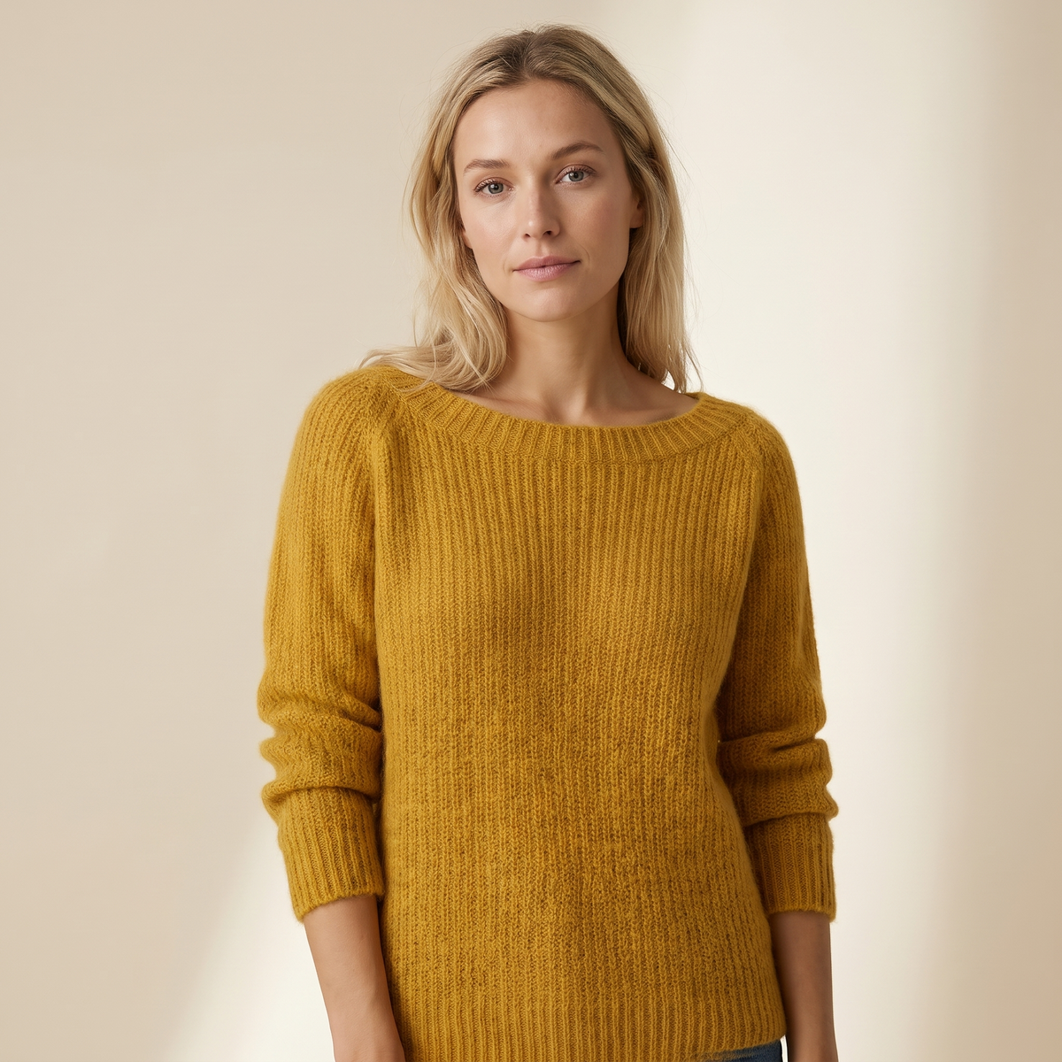 Maglione donna giallo senape con scollo a barca e maglia testurizzata