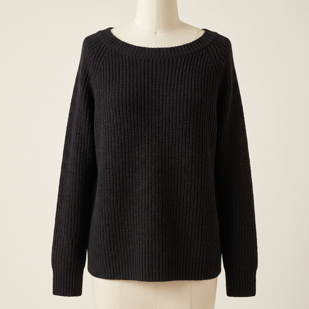 Dettaglio dello scollo a barca e della maglia testurizzata del maglione nero
