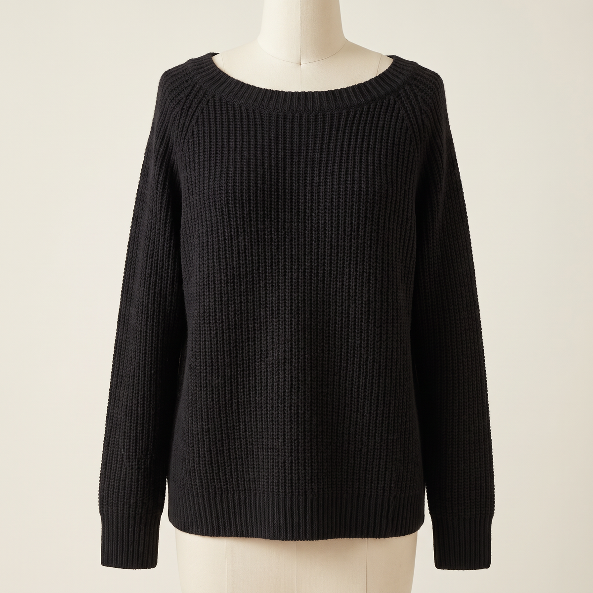 Dettaglio dello scollo a barca e della maglia testurizzata del maglione nero
