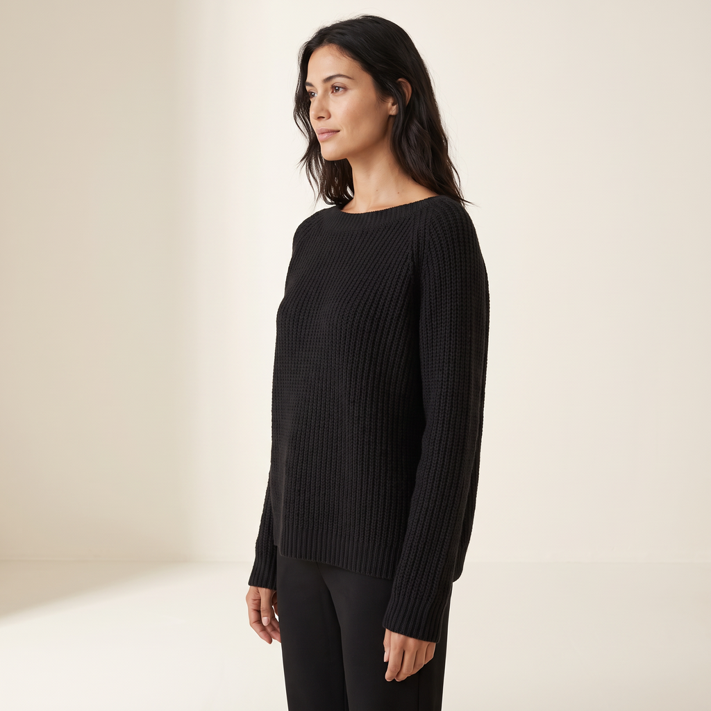Vista laterale del maglione donna nero con scollo a barca
