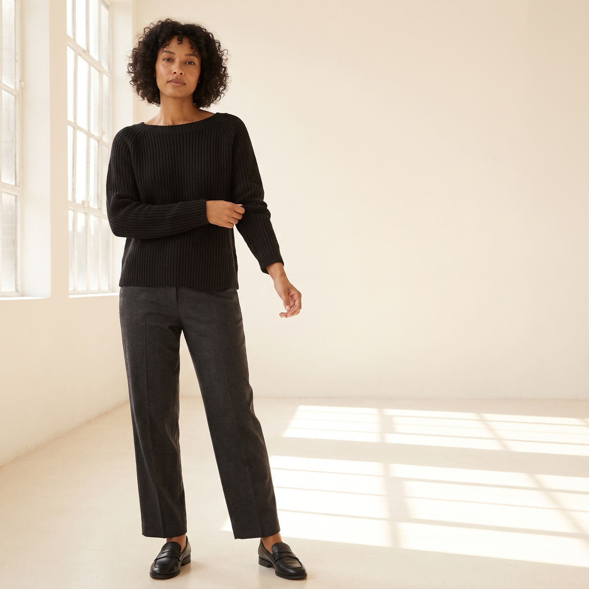 Maglione donna nero indossato con pantaloni sartoriali a vita alta