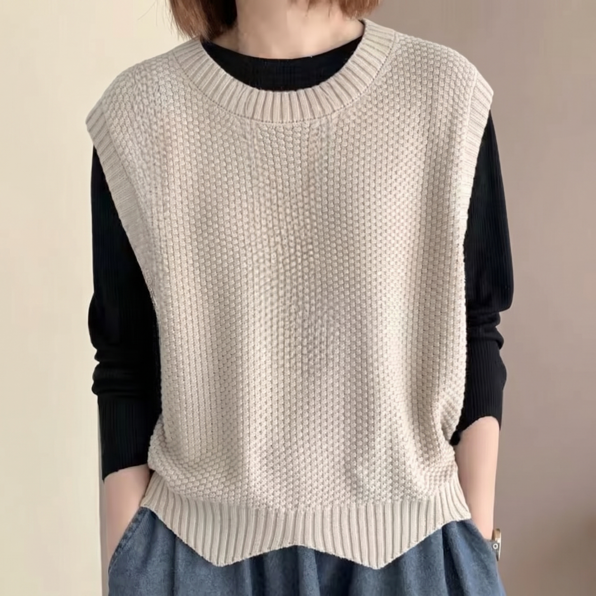 Maglione donna smanicato con scollo rotondo nel colore albicocca