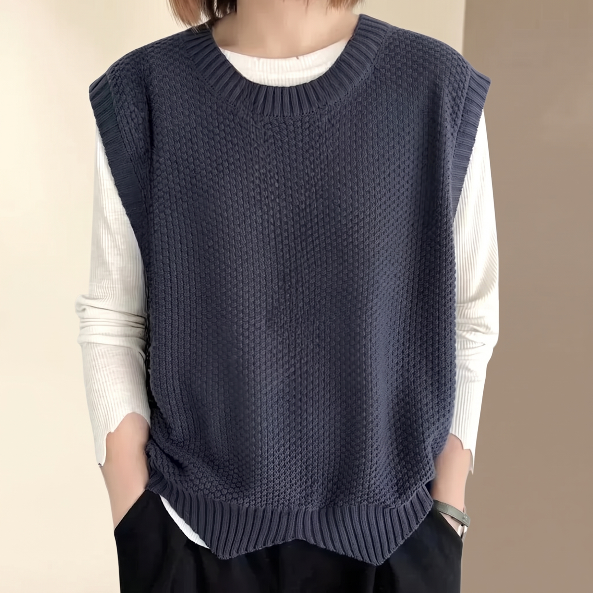 Maglione donna smanicato con scollo rotondo nel colore blu navy
