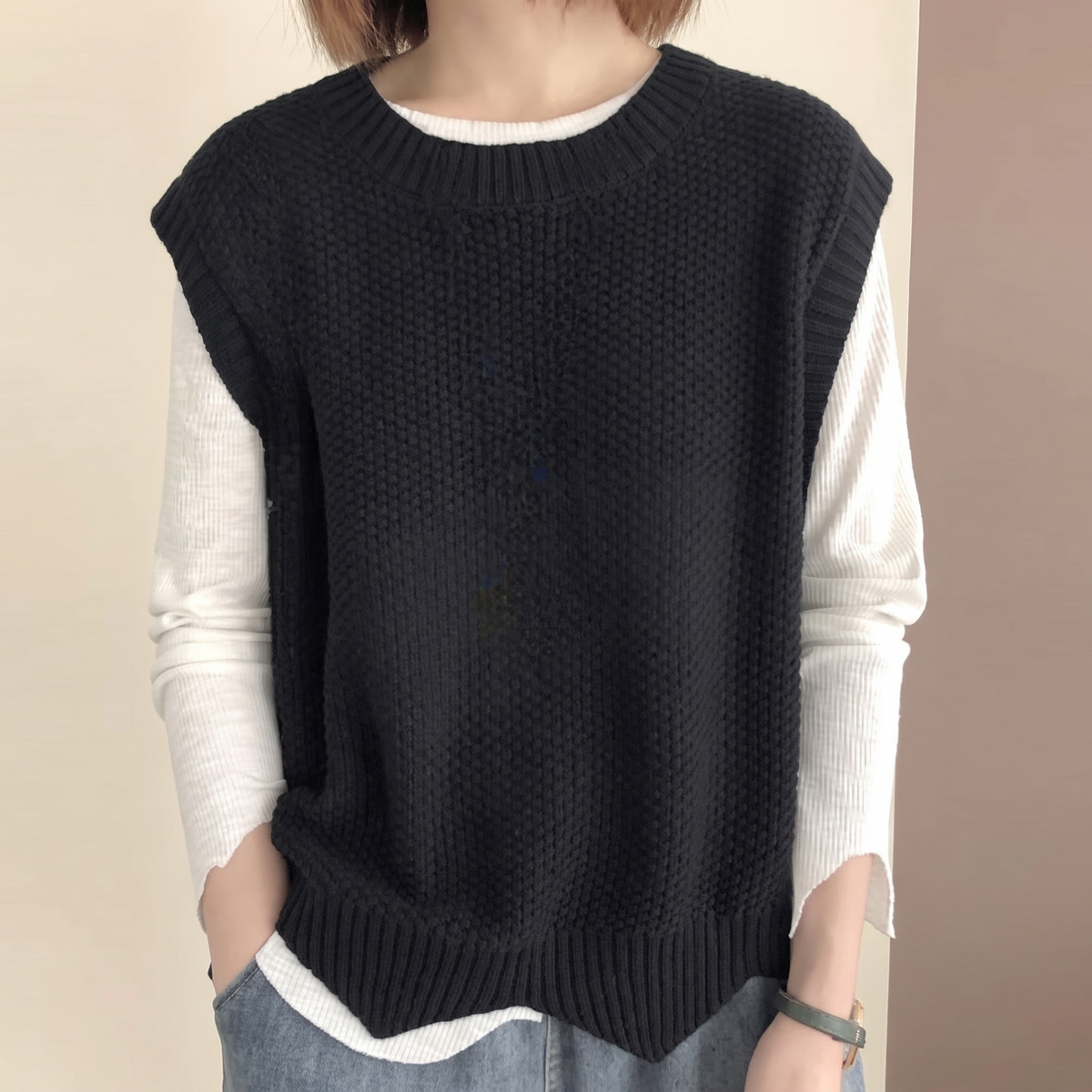 Maglione donna smanicato con scollo rotondo, colore nero, dettaglio della maglia e dello scollo