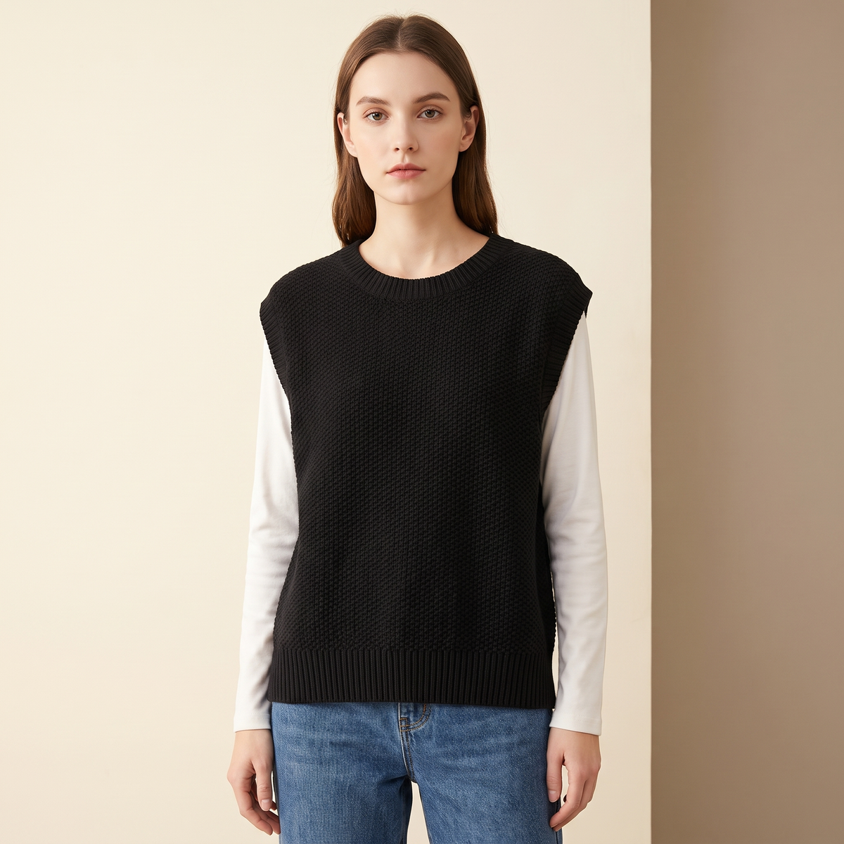 Maglione donna smanicato con scollo rotondo, colore nero, scatto editoriale