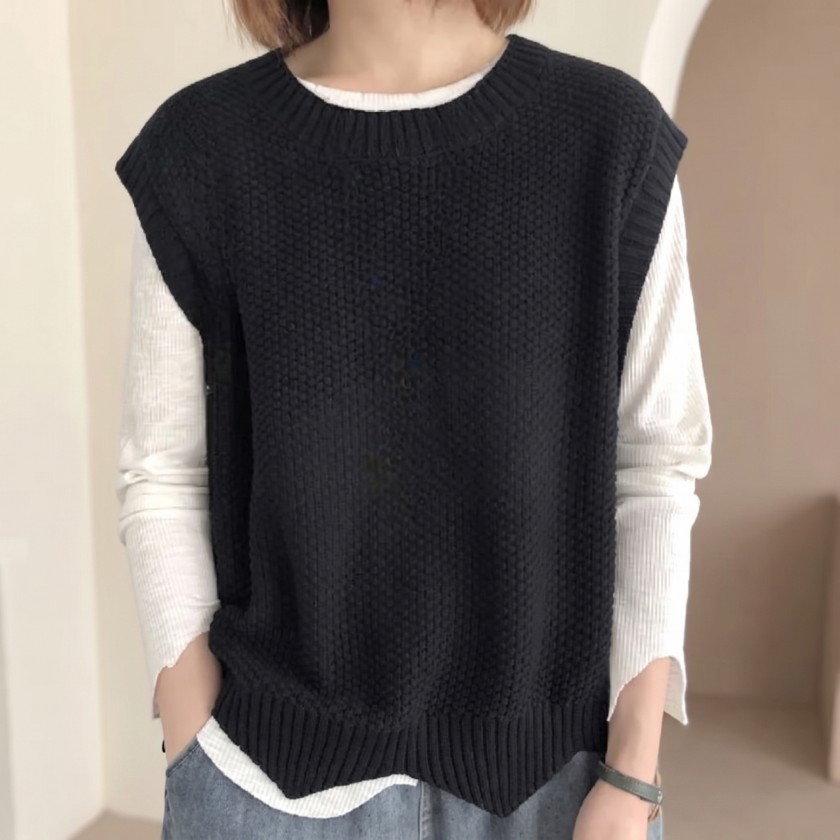 Maglione donna smanicato con scollo rotondo, colore nero, scatto lifestyle