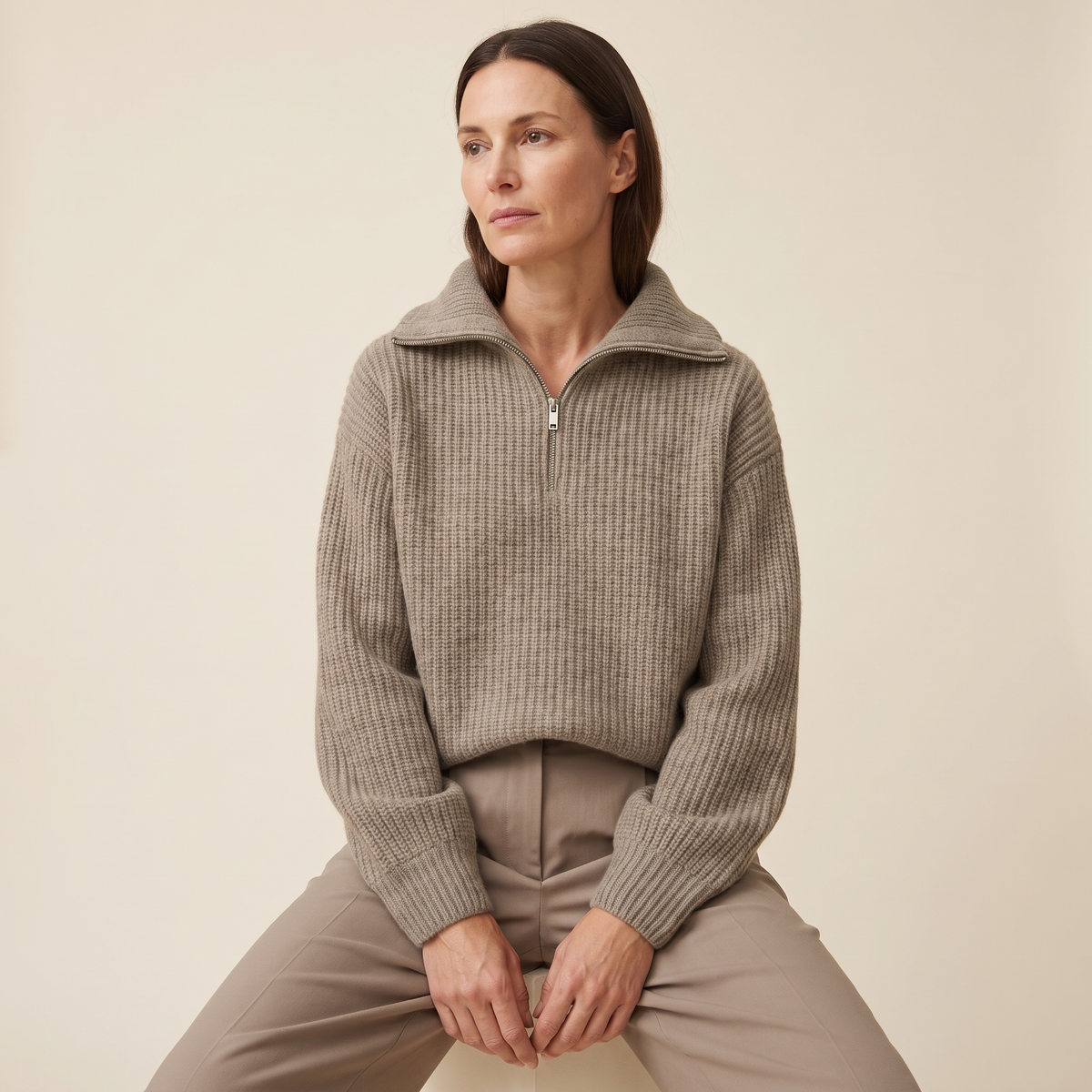 Maglione donna tortora con mezza zip indossato, scatto editoriale