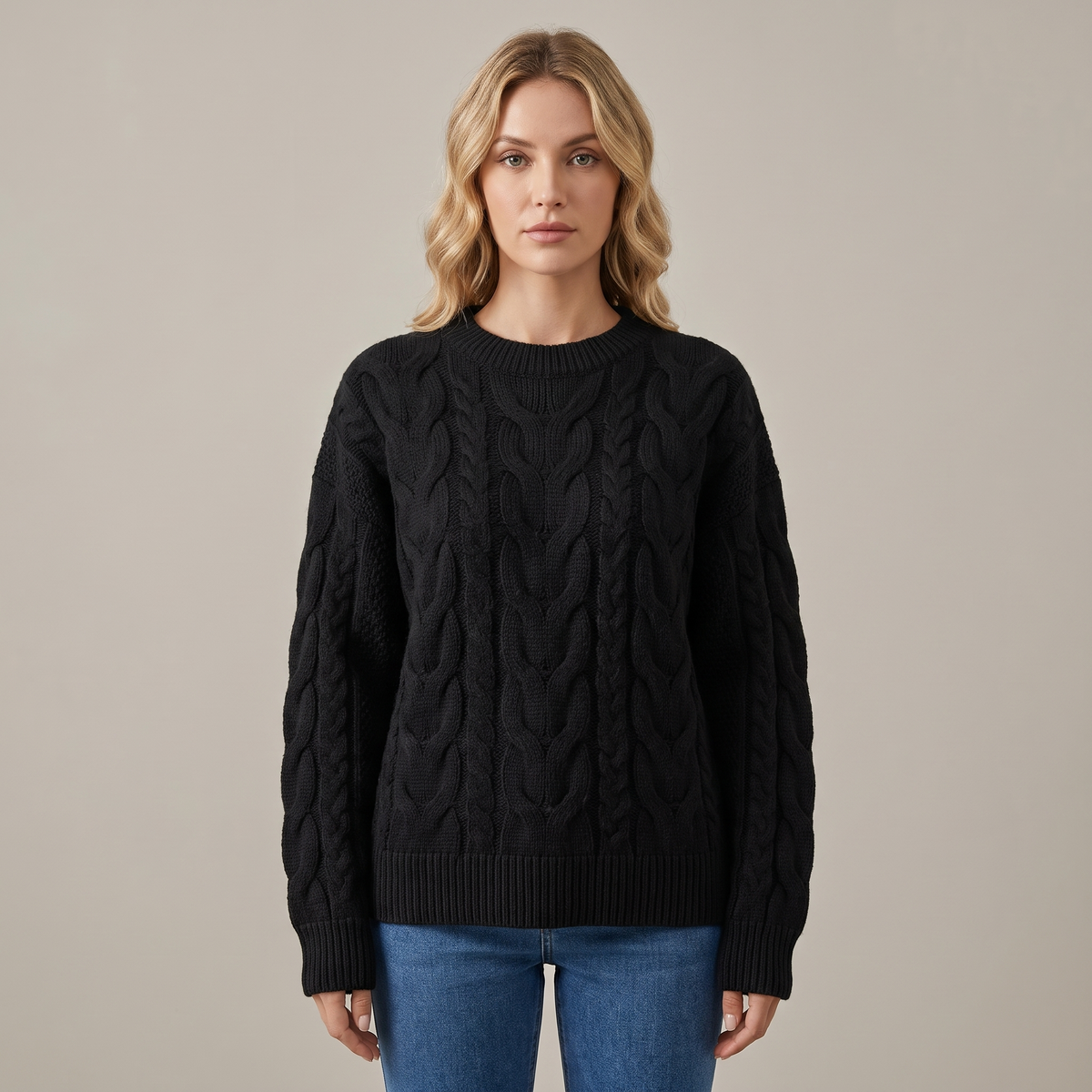 Donna che indossa un maglione nero a trecce con girocollo