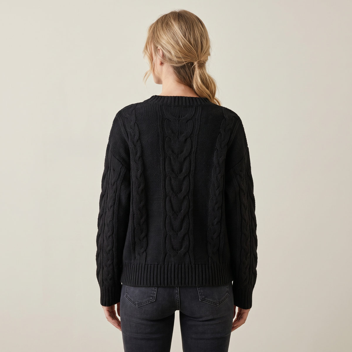 Vista posteriore del maglione nero a trecce