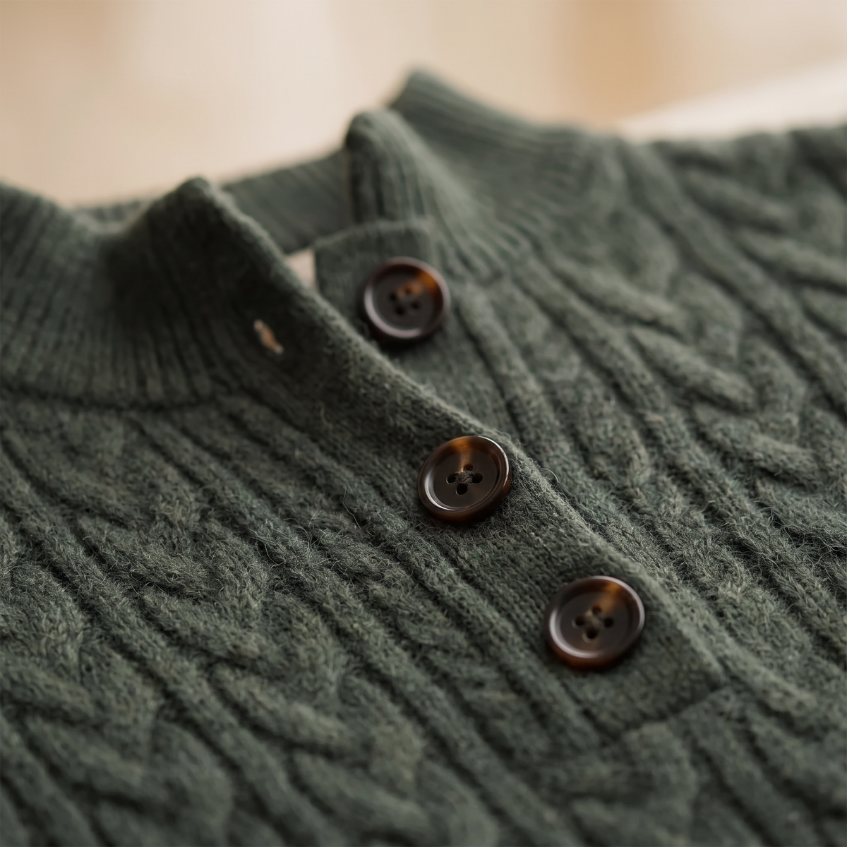 Maglione donna a trecce con bottoni al collo, colore verde oliva, dettaglio della maglia e dei bottoni