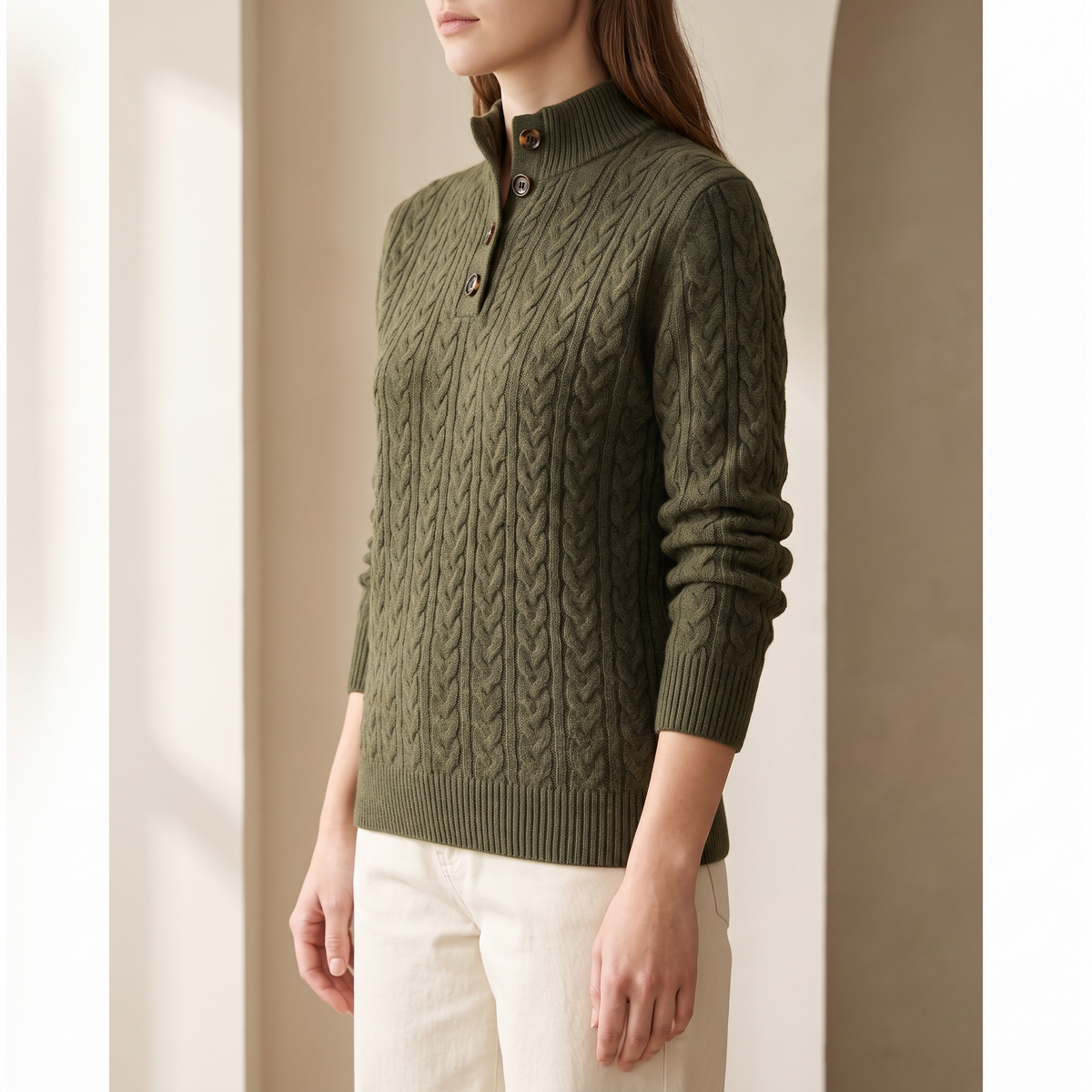Maglione donna a trecce con bottoni al collo, colore verde oliva, scatto editoriale