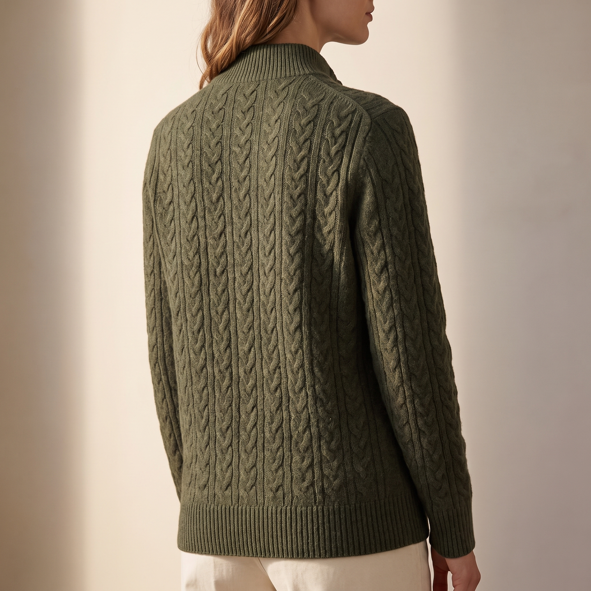 Maglione donna a trecce con bottoni al collo, colore verde oliva, vista posteriore