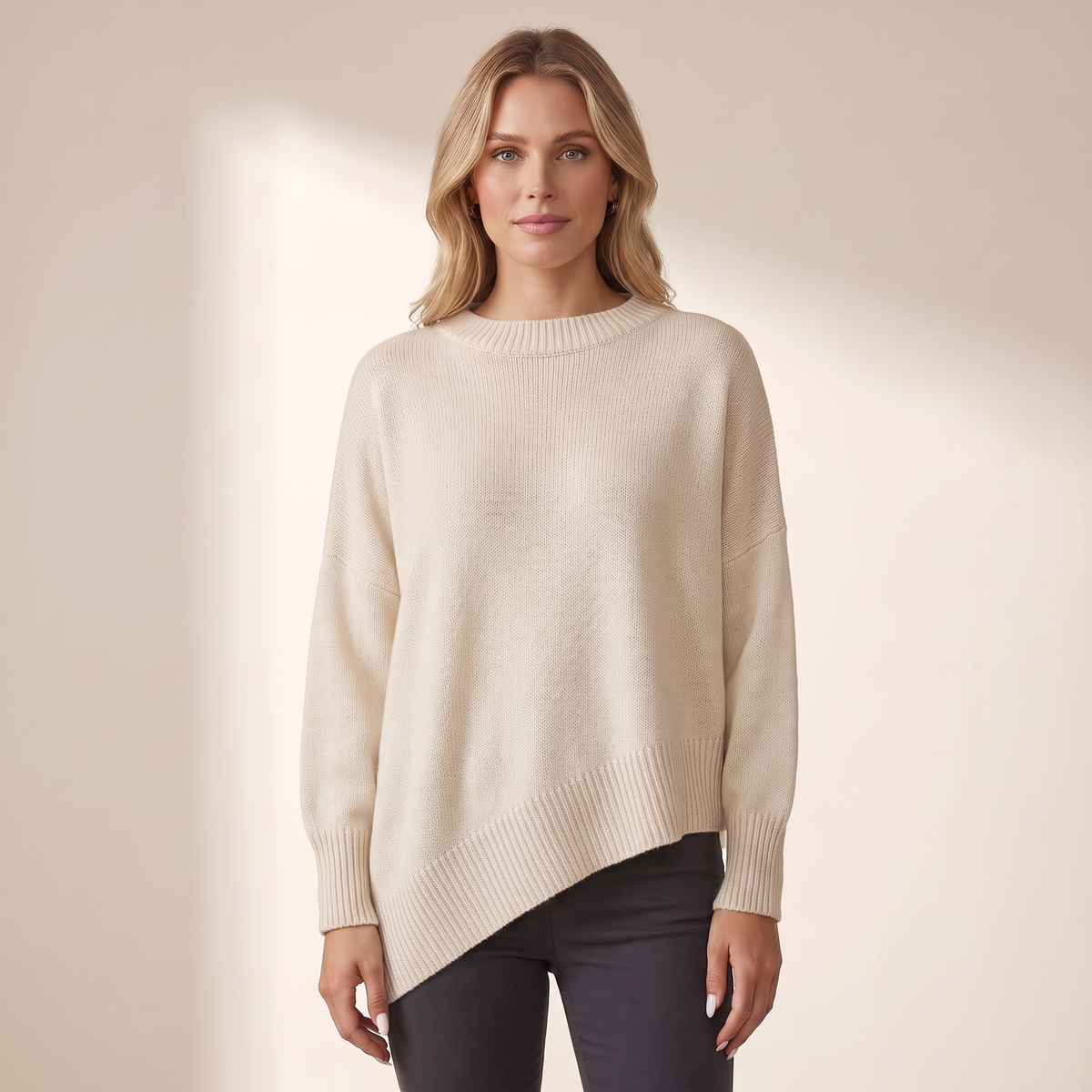 Poncho donna oversize beige in maglia, vista frontale
