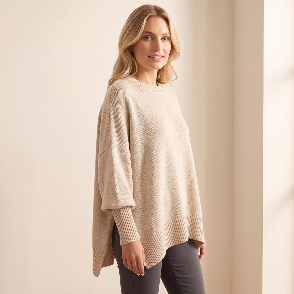 Poncho donna oversize beige in maglia, vista di tre quarti