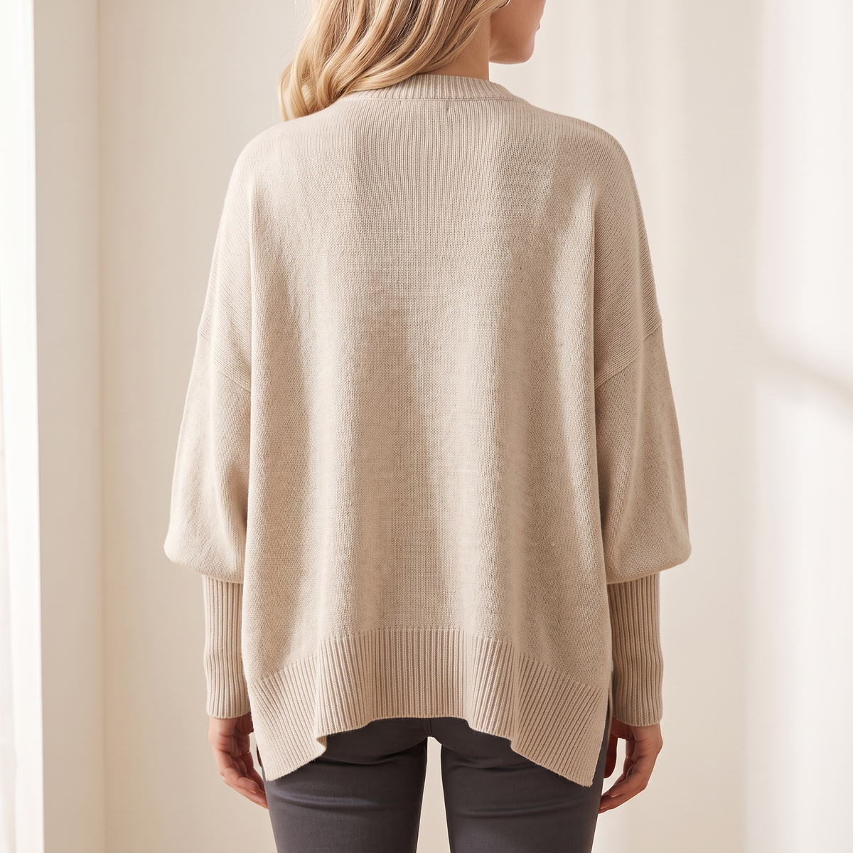 Poncho donna oversize beige in maglia, vista posteriore