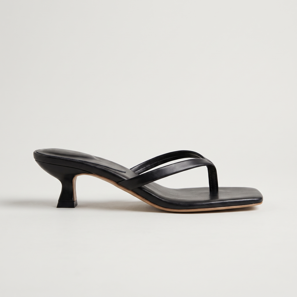 Sandali donna kitten heel neri con fascette incrociate, vista frontale
