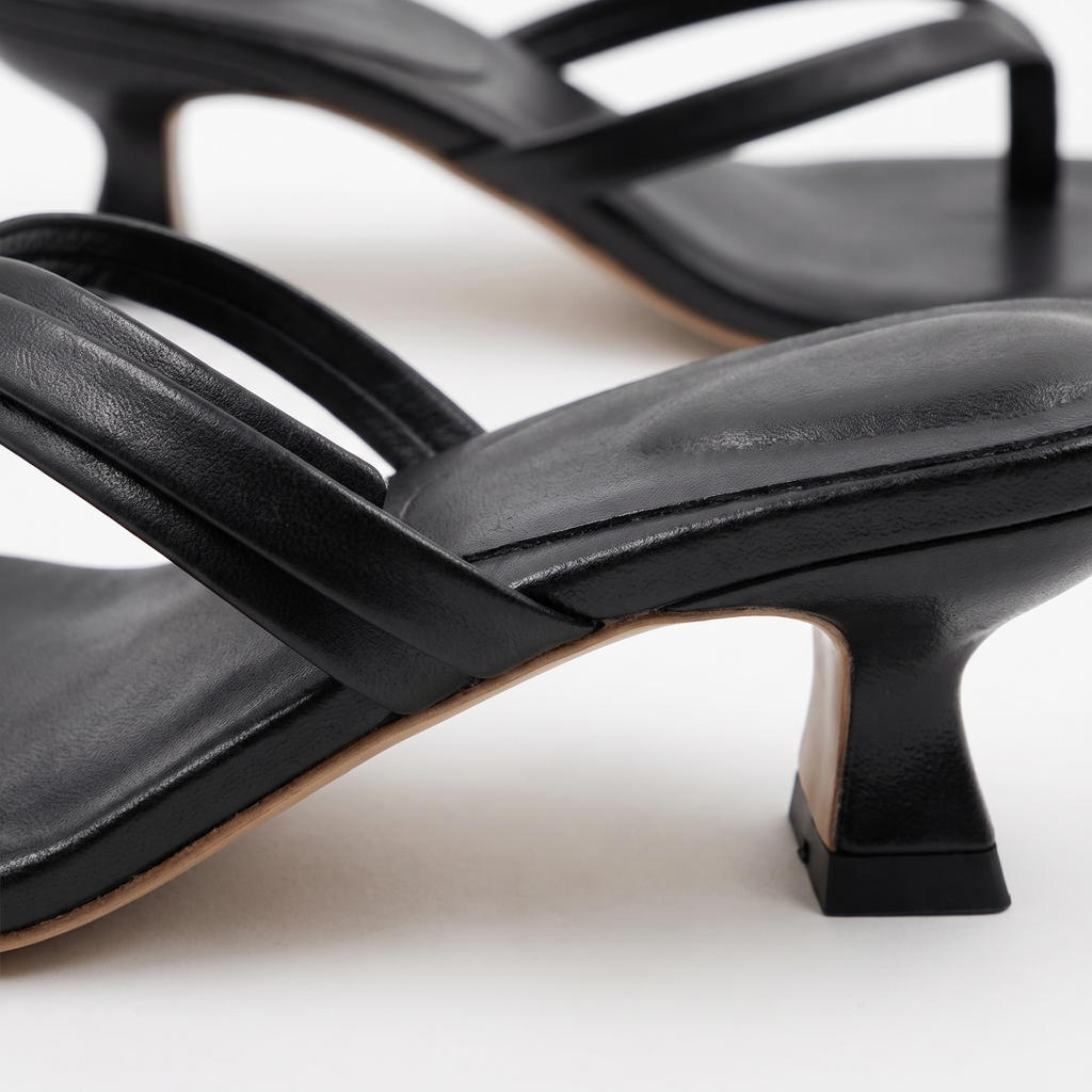 Sandali donna kitten heel neri, dettaglio delle fascette e del tacco