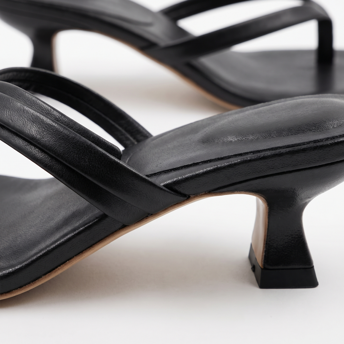 Sandali donna kitten heel neri, dettaglio delle fascette e del tacco