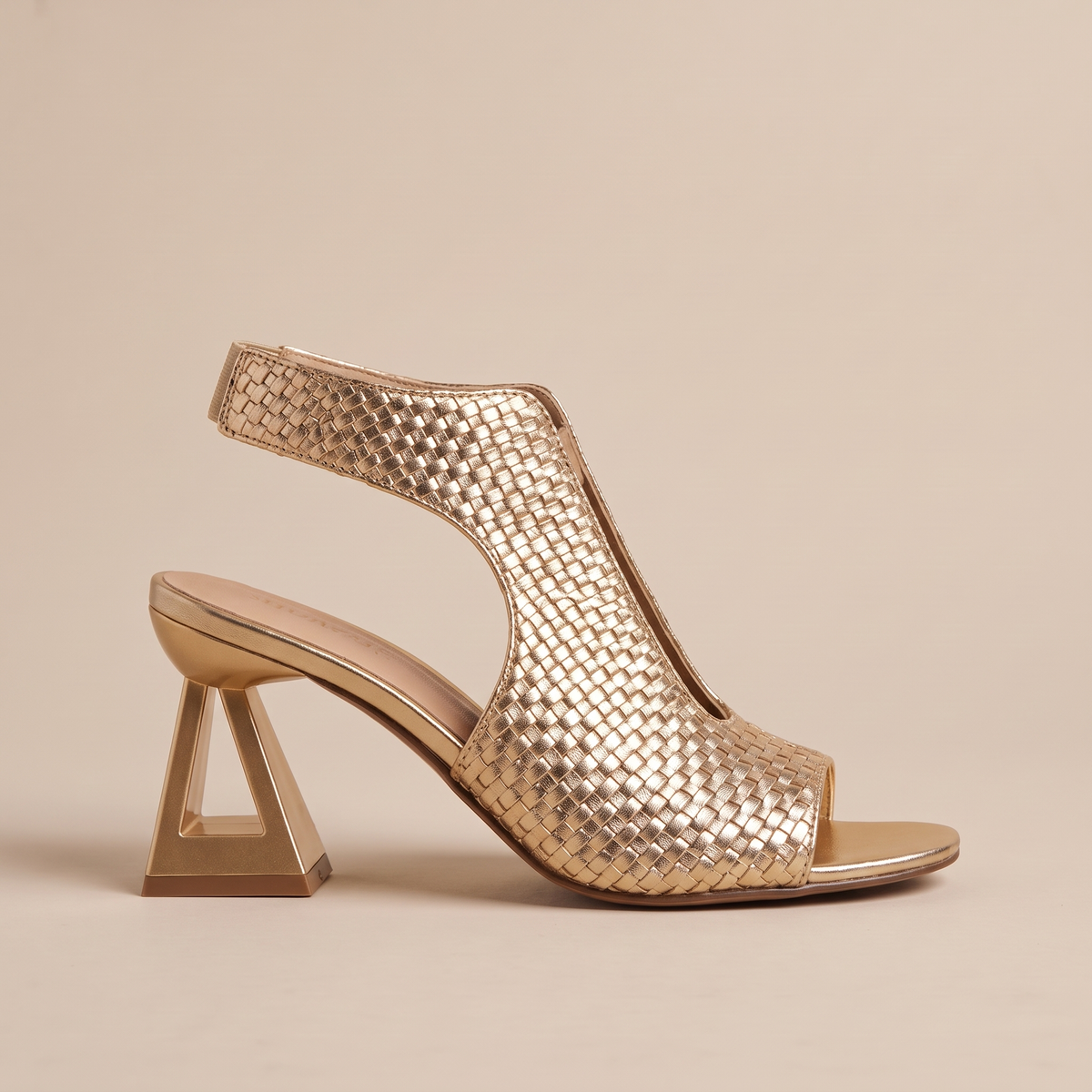 Sandali donna con tacco geometrico nel colore Oro