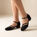 Scarpe donna a punta chiusa con tacco basso in nero, indossate