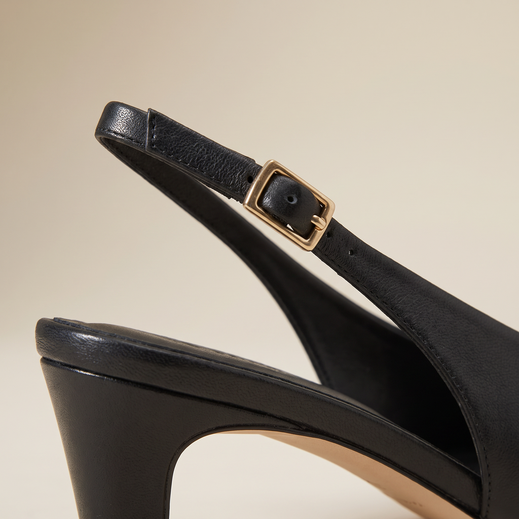 Dettaglio del cinturino regolabile con fibbia delle slingback donna nere