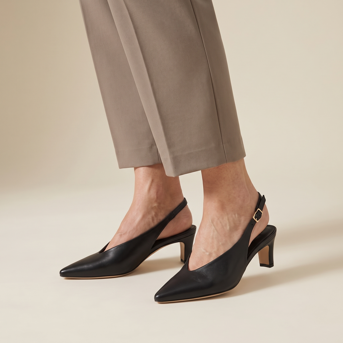 Slingback donna nere a punta indossate, scatto editoriale
