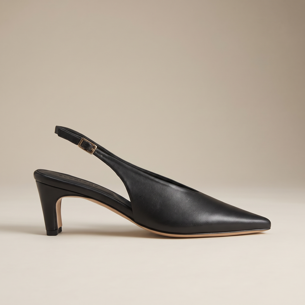 Slingback donna nere a punta con cinturino regolabile, vista di profilo