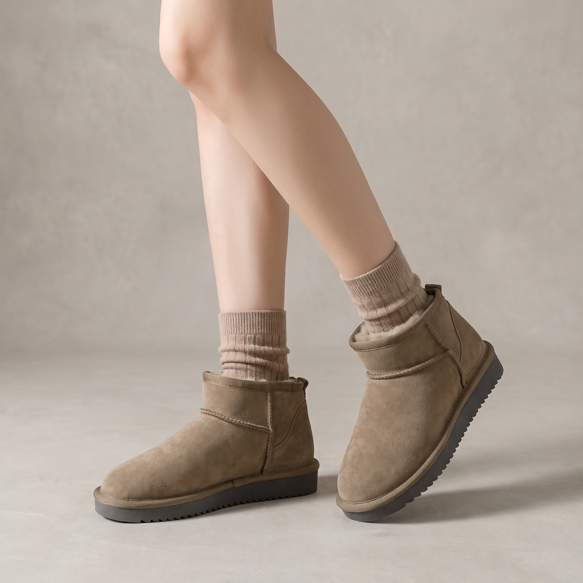 Stivaletti donna alla caviglia foderati beige, vista ai piedi