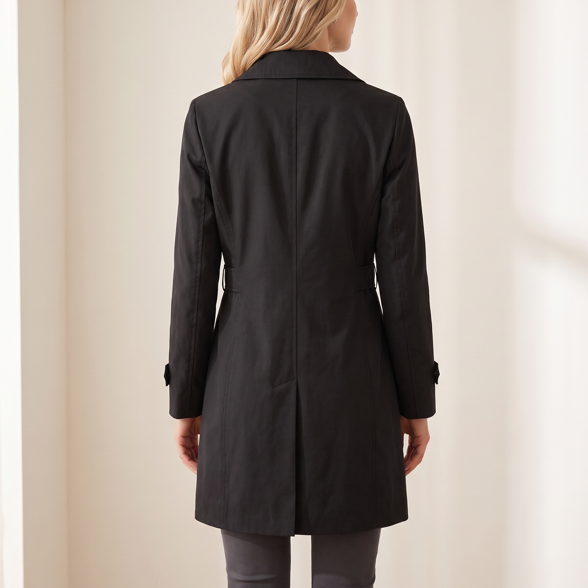 Trench donna nero con colletto a rever, vista posteriore