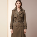 Trench donna doppiopetto di lunghezza media, colore khaki, scatto editoriale